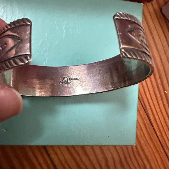 Signed NAVAJO, Sterling Silver and Natural Green Stone Bracelet. - Picture 4 of 5